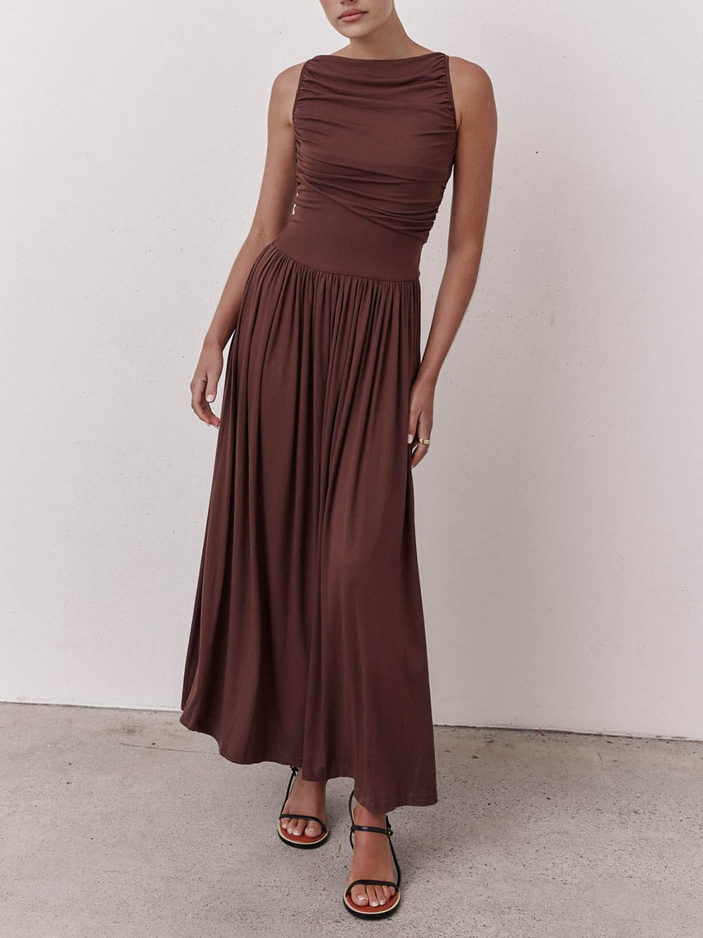 Robe longue plissée élégante sans manches