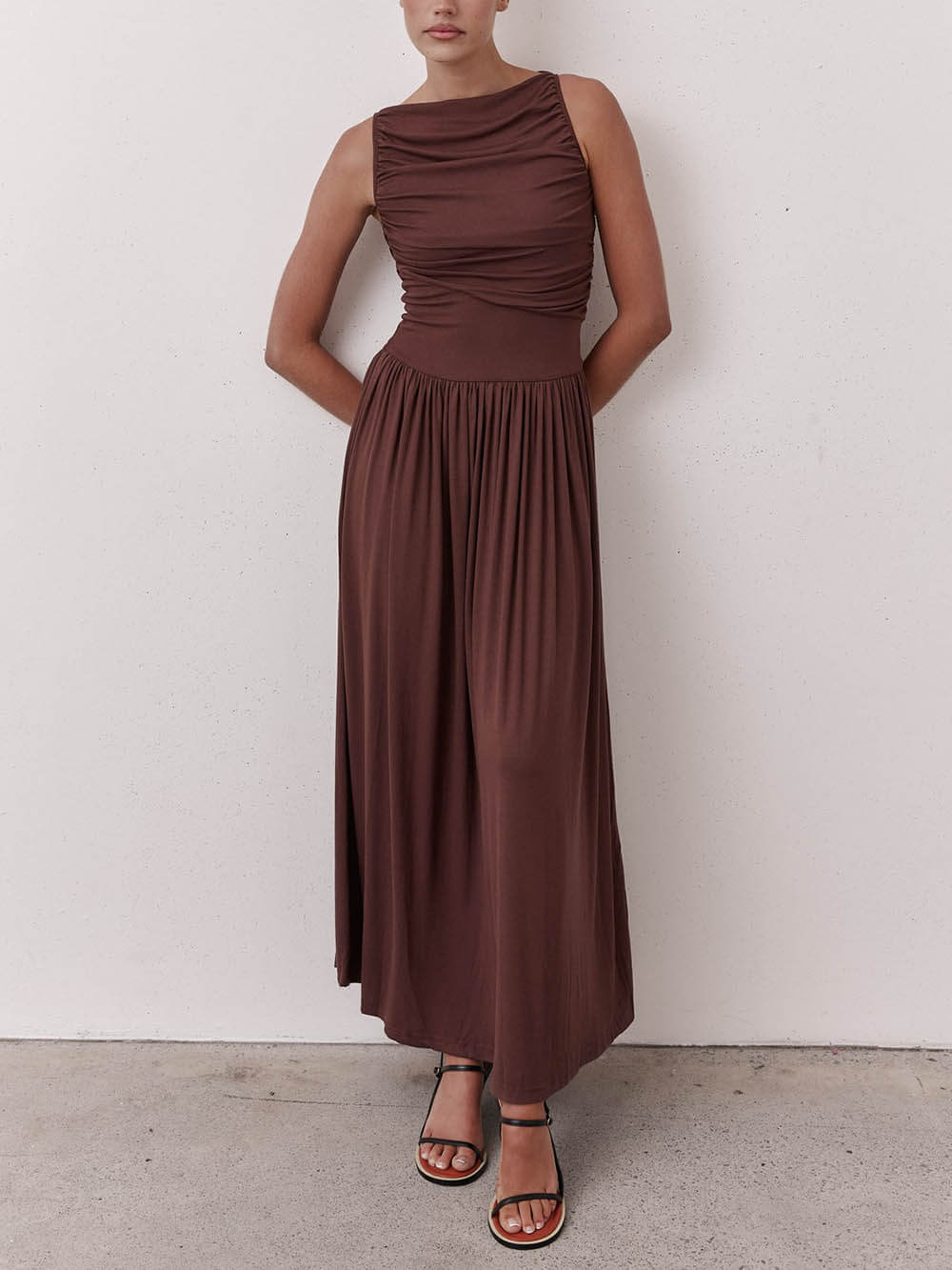 Robe longue plissée élégante sans manches