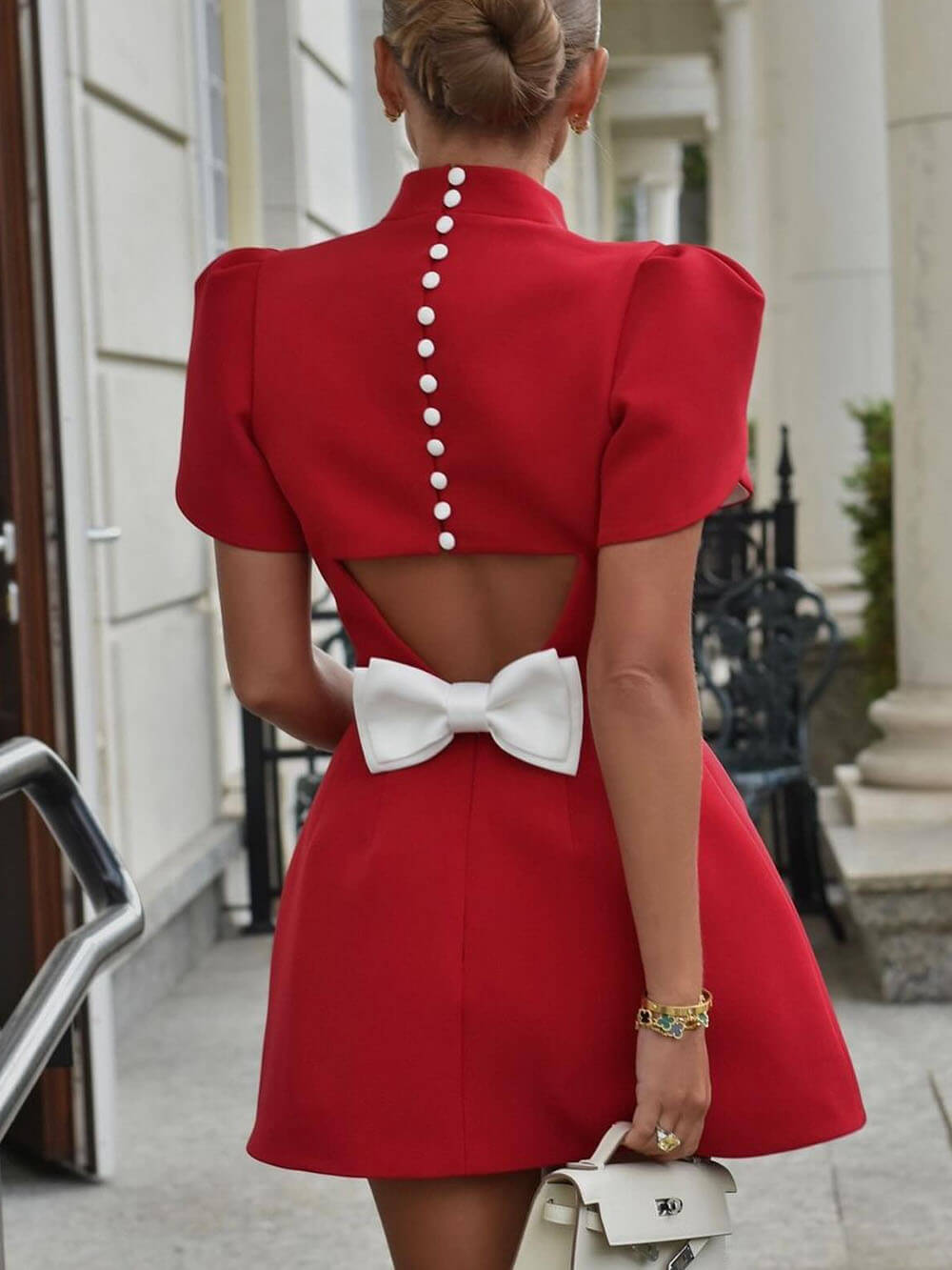 Robe courte élégante à manches courtes et dos nu avec nœud et fente Sweet Moment