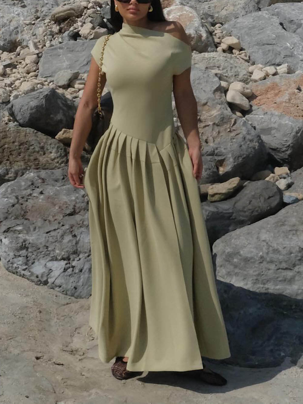 Robe longue élégante à col montant et ourlet large