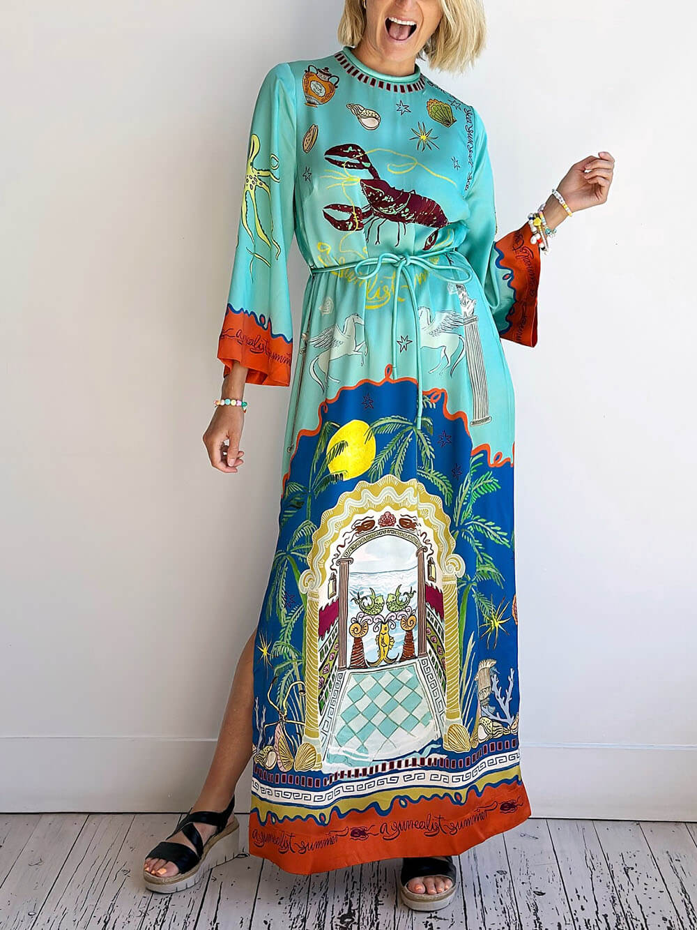 Robe longue fendue à manches longues et imprimé unique en satin exquis