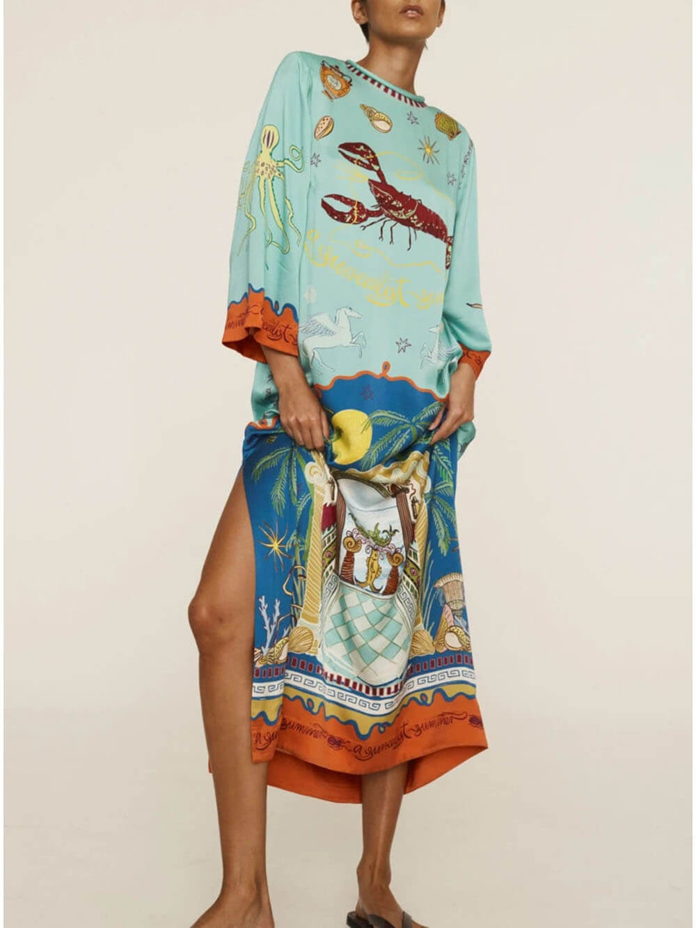 Robe longue fendue à manches longues et imprimé unique en satin exquis