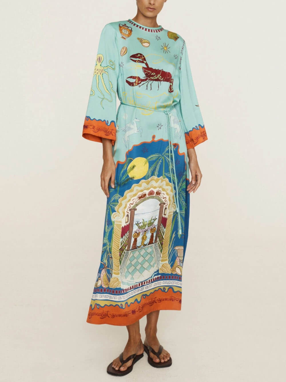 Robe longue fendue à manches longues et imprimé unique en satin exquis