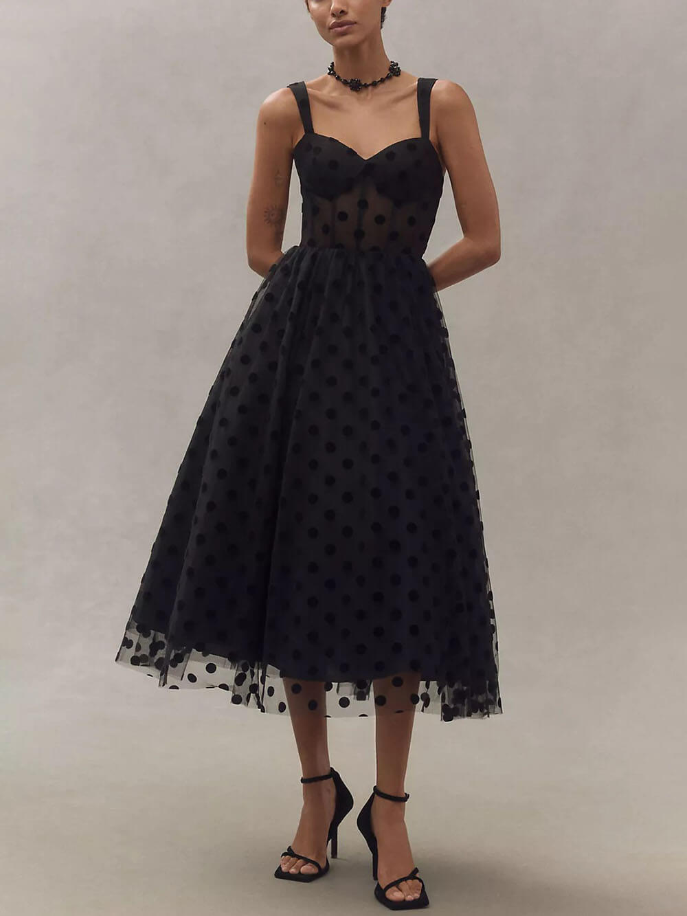 Robe bustier mi-longue trapèze en tulle à pois, décolleté en cœur, exquise et parfaite