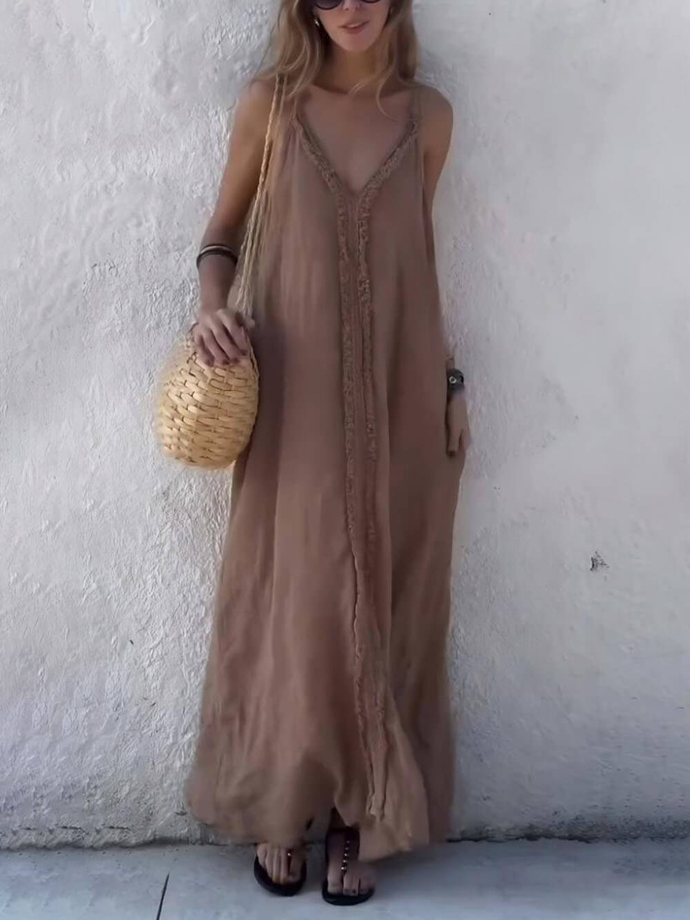 Robe longue à bretelles et col en V, moderne et unique, avec décoration en dentelle
