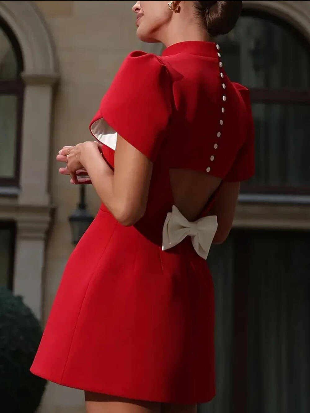 Robe courte élégante à manches courtes et dos nu avec nœud et fente Sweet Moment