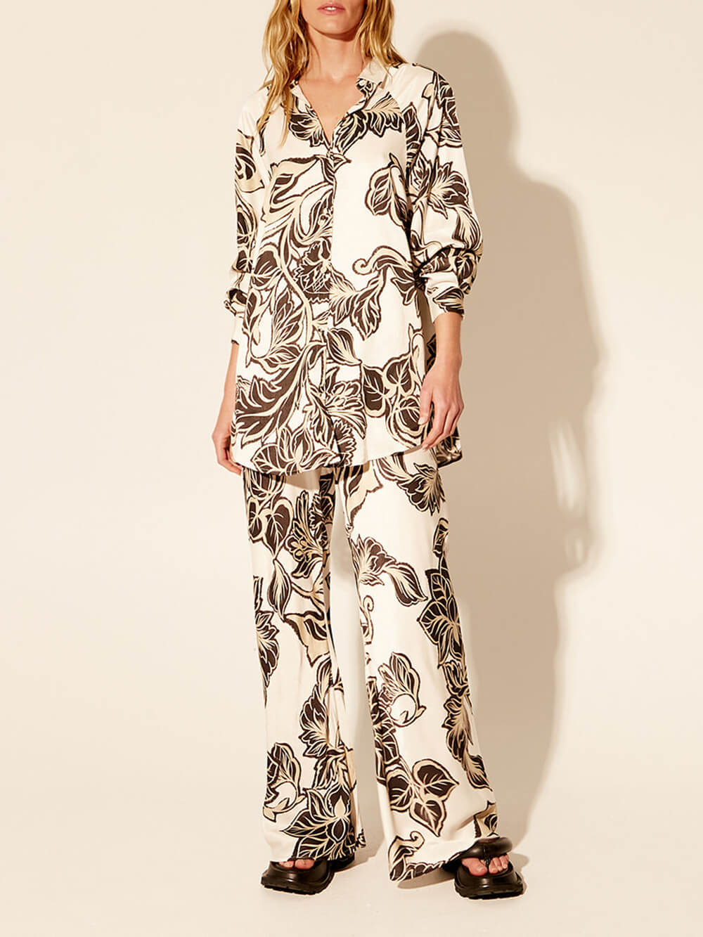 Camisa holgada de gran tamaño con estampado floral exquisito