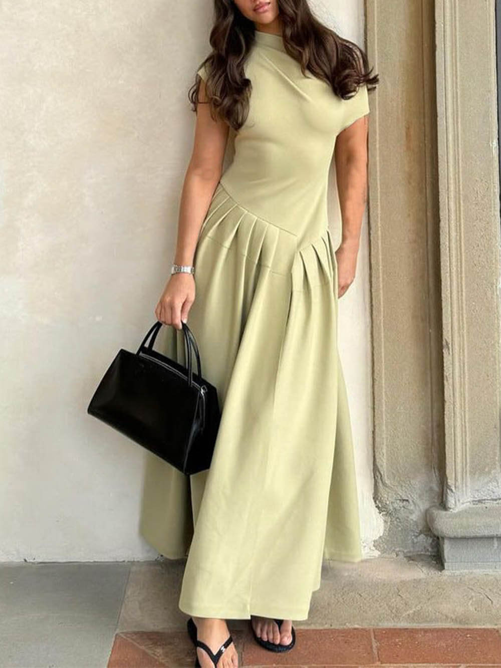 Robe longue élégante à col montant et ourlet large