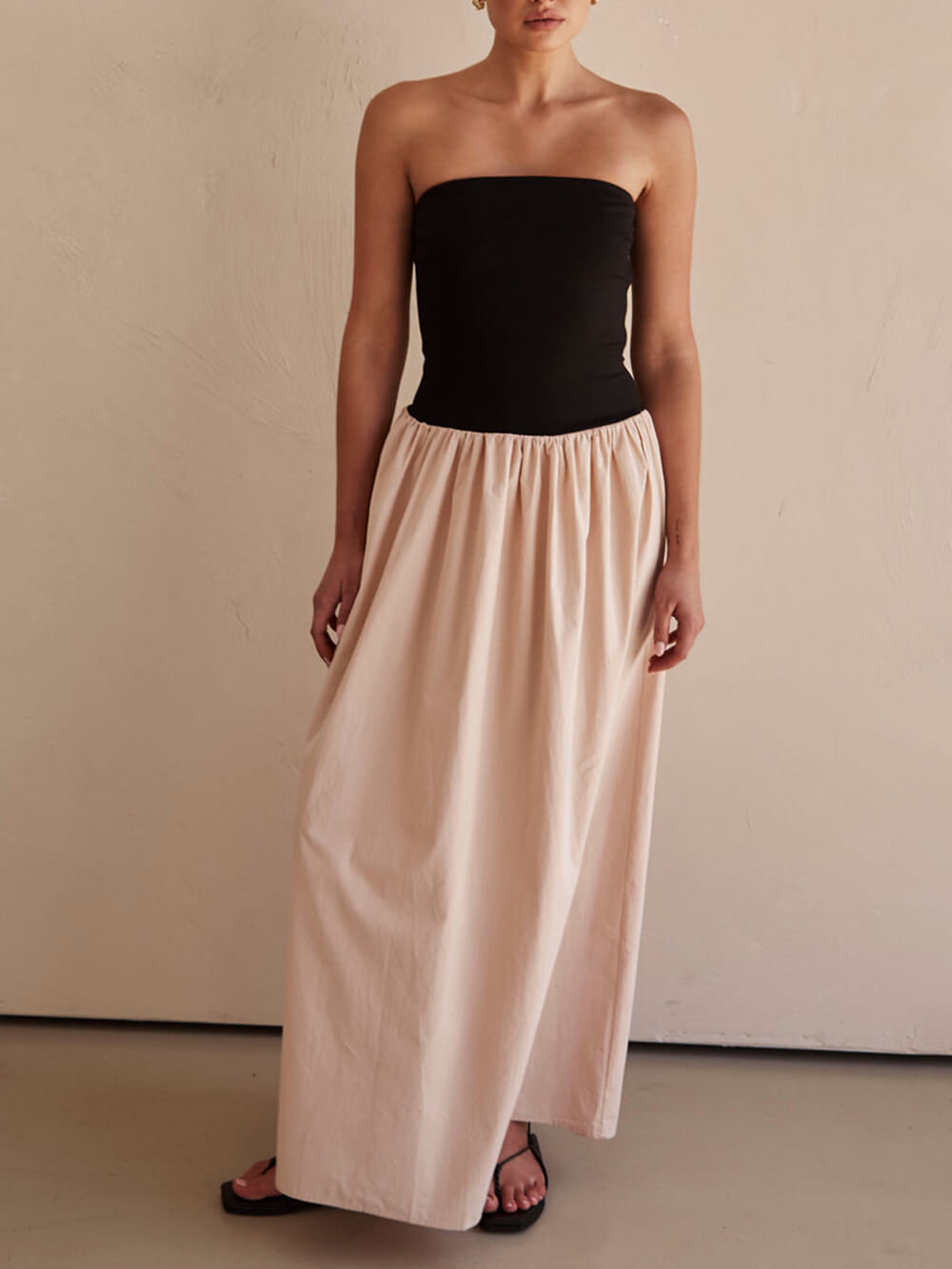 Vestido largo sin tirantes con paneles en negro y arena