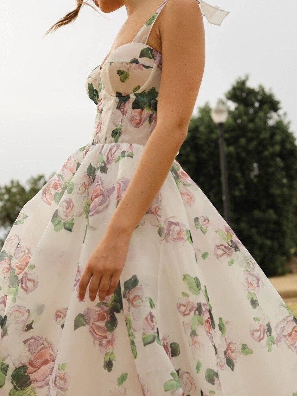 Vestido midi con tirantes y estampado floral delicado