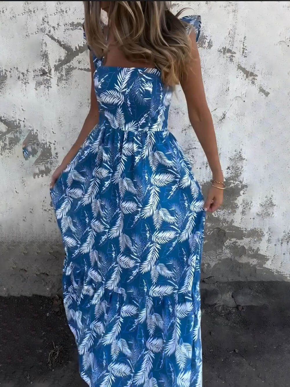 Robe longue élégante à volants et imprimé plumes