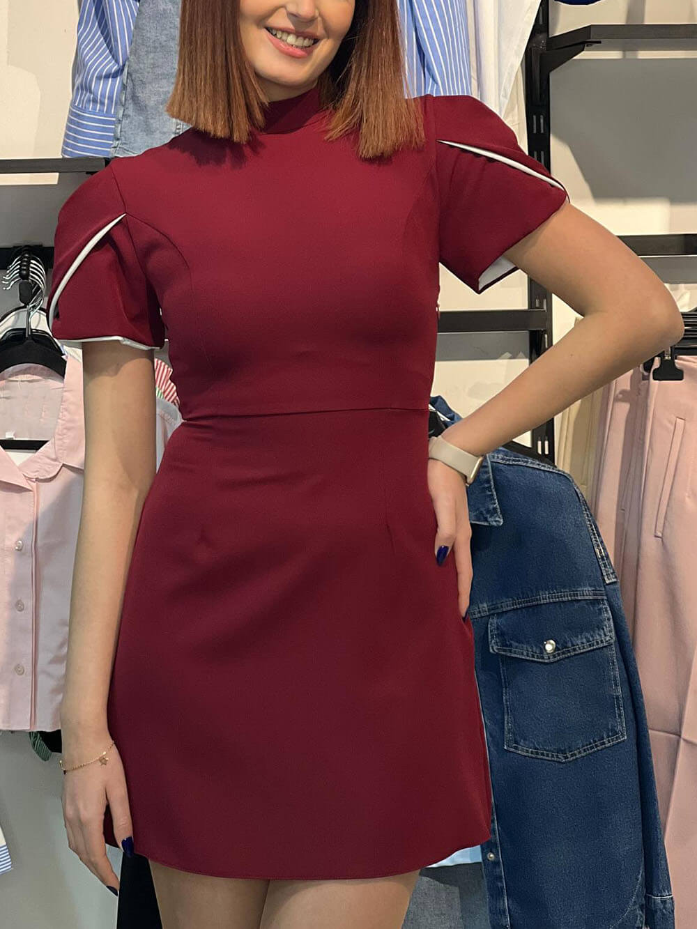 Robe courte élégante à manches courtes et dos nu avec nœud et fente Sweet Moment