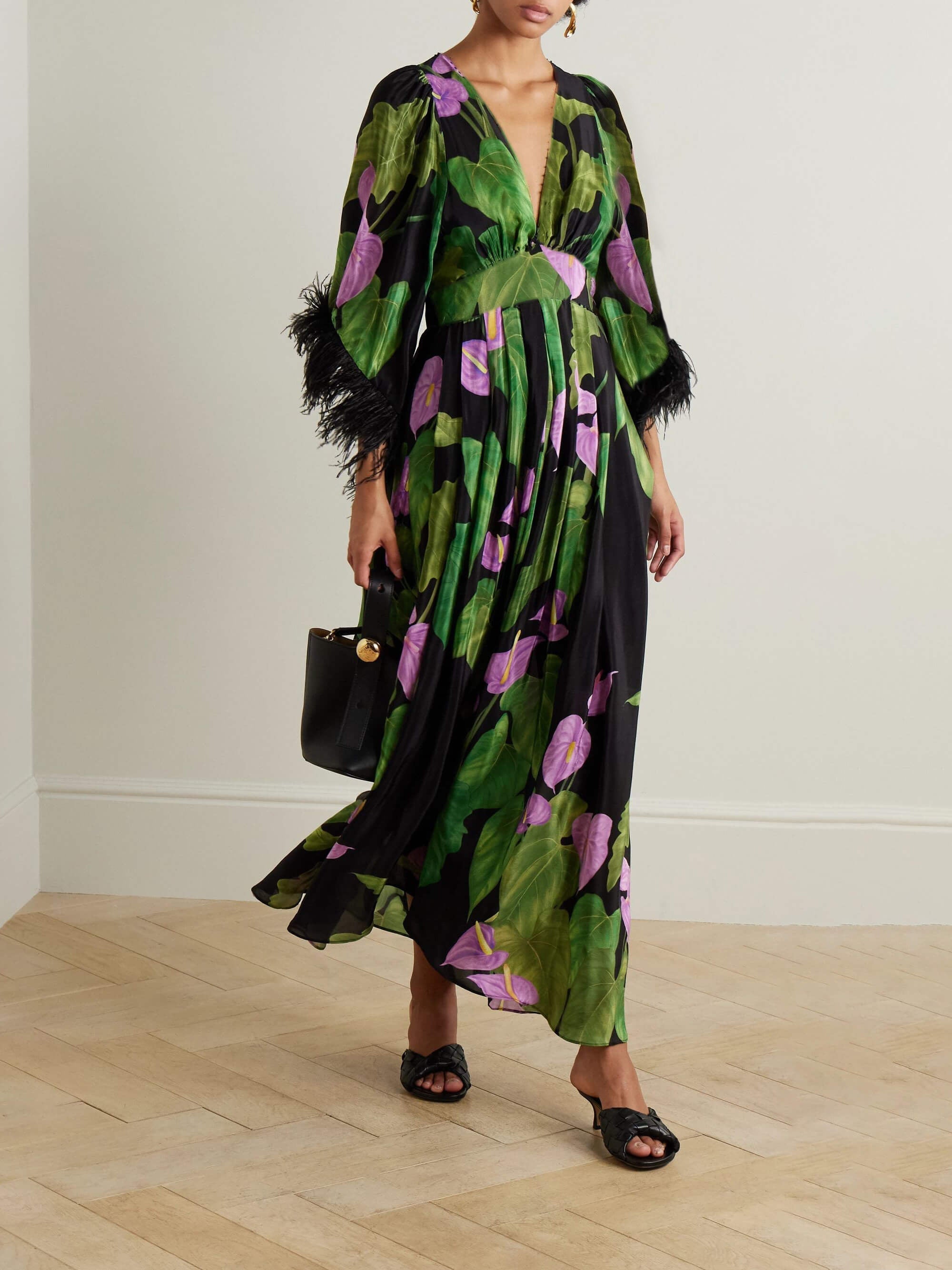 Robe longue fluide à imprimé floral et bordure en plumes élégante