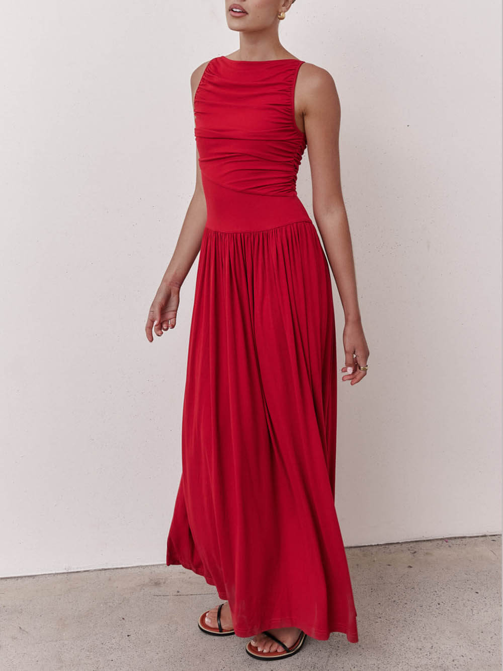 Robe longue plissée élégante sans manches