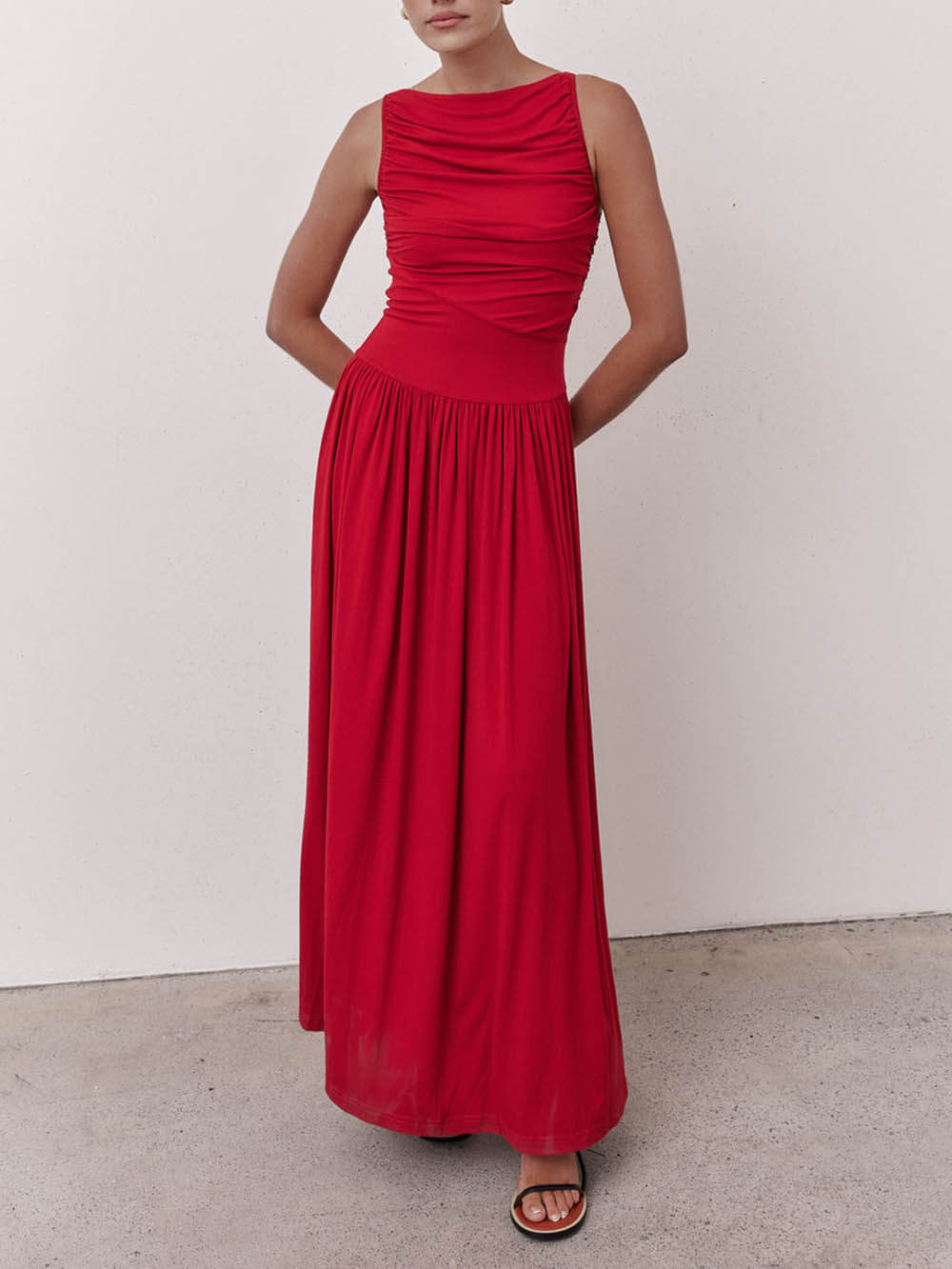 Robe longue plissée élégante sans manches