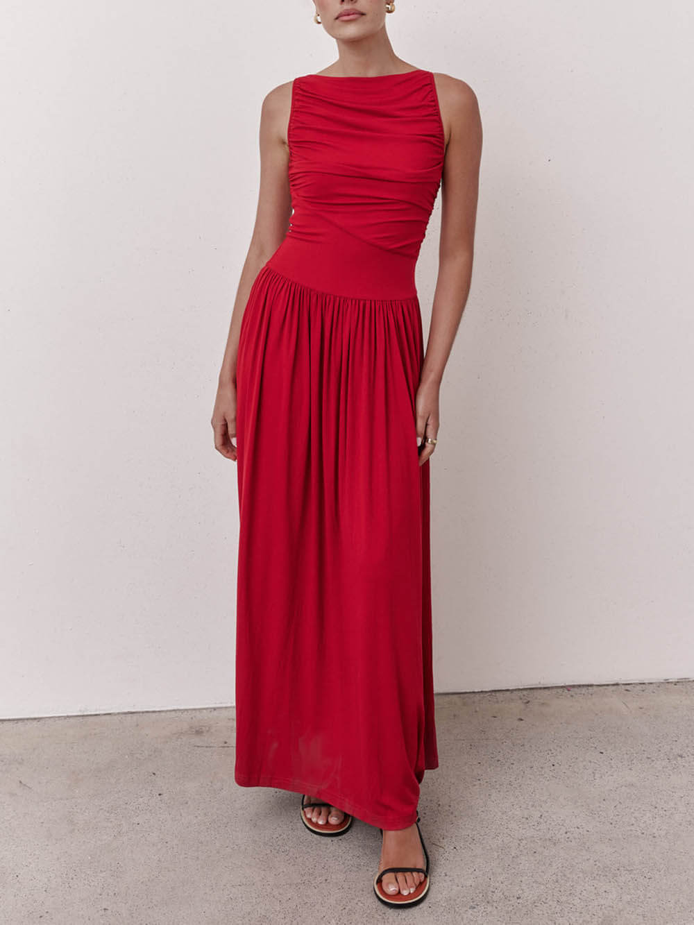 Robe longue plissée élégante sans manches