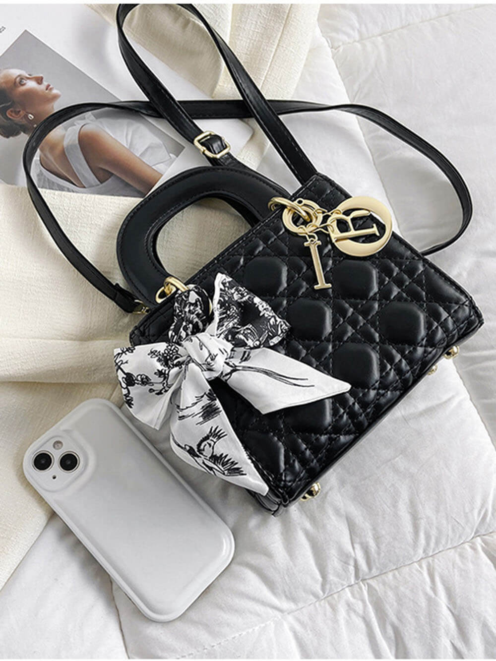 Bolsos cruzados de mano con pañuelo de seda de diamantes