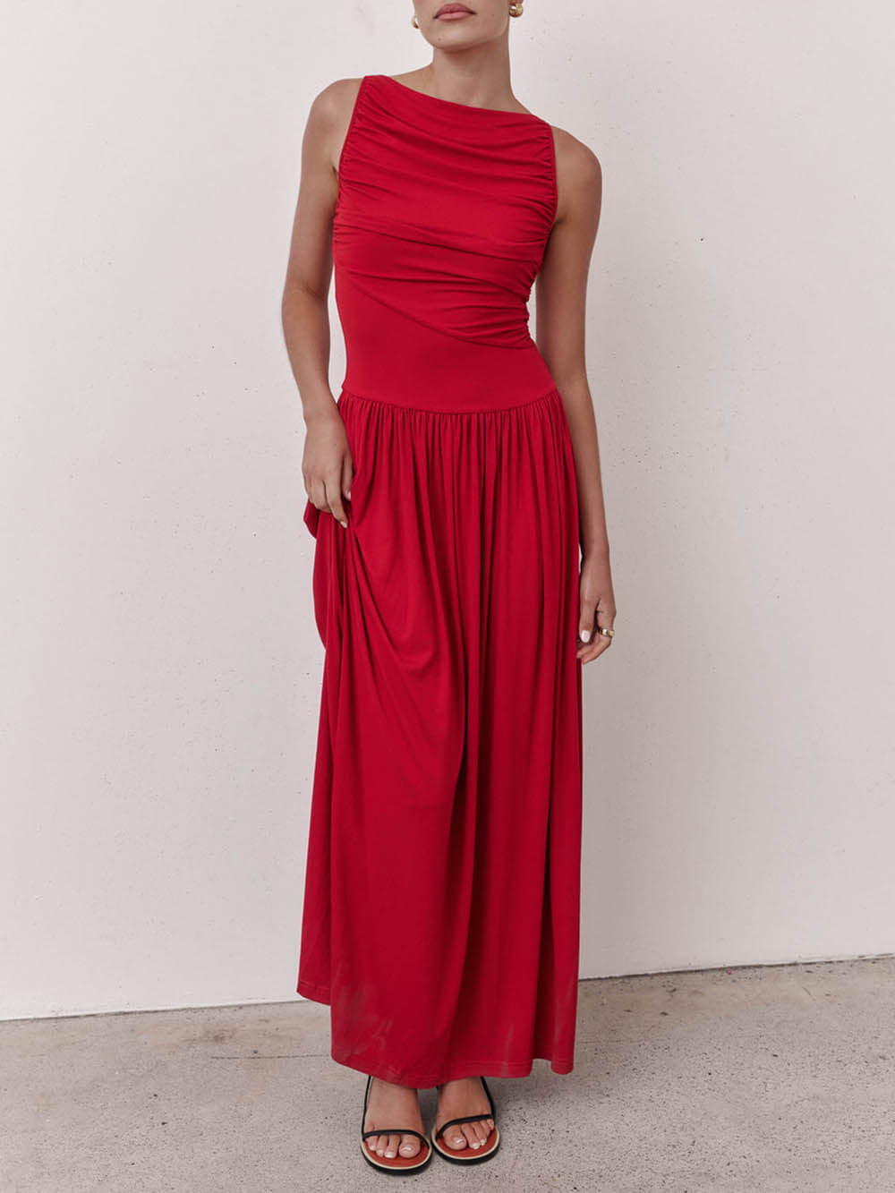 Robe longue plissée élégante sans manches