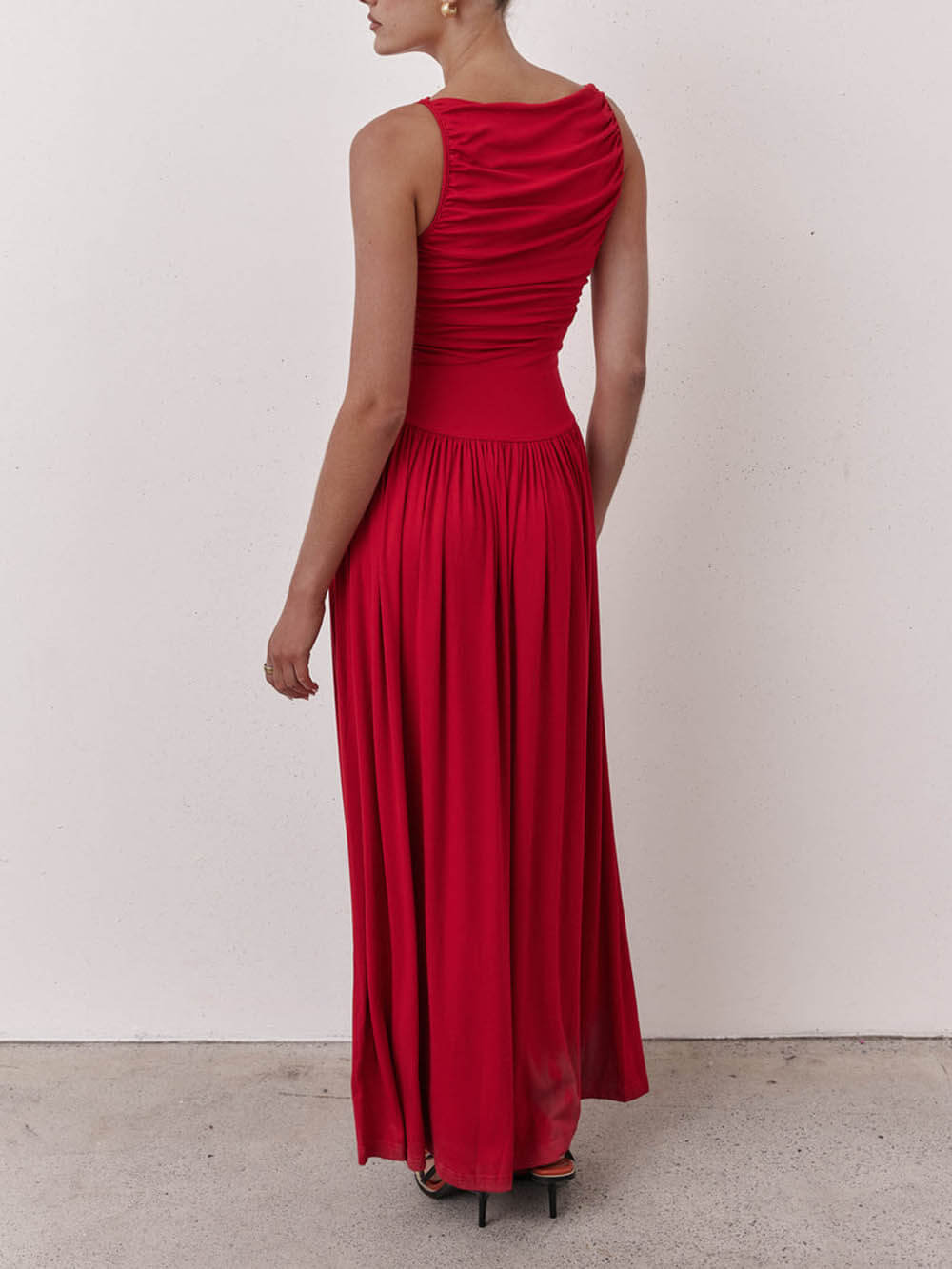 Robe longue plissée élégante sans manches