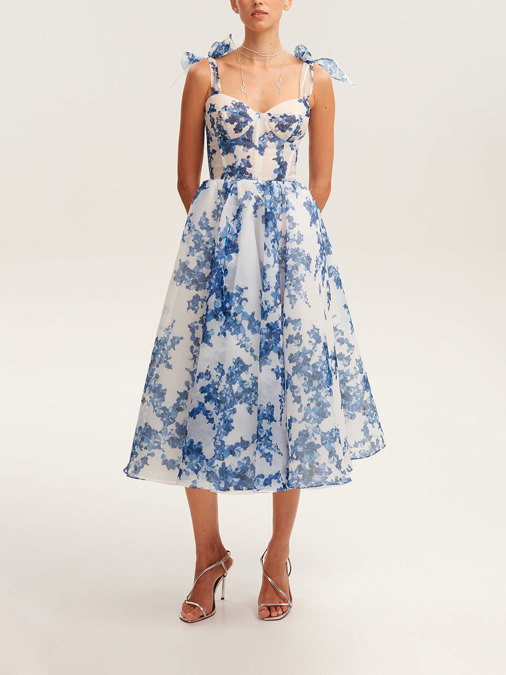 Vestido midi con tirantes y estampado floral delicado