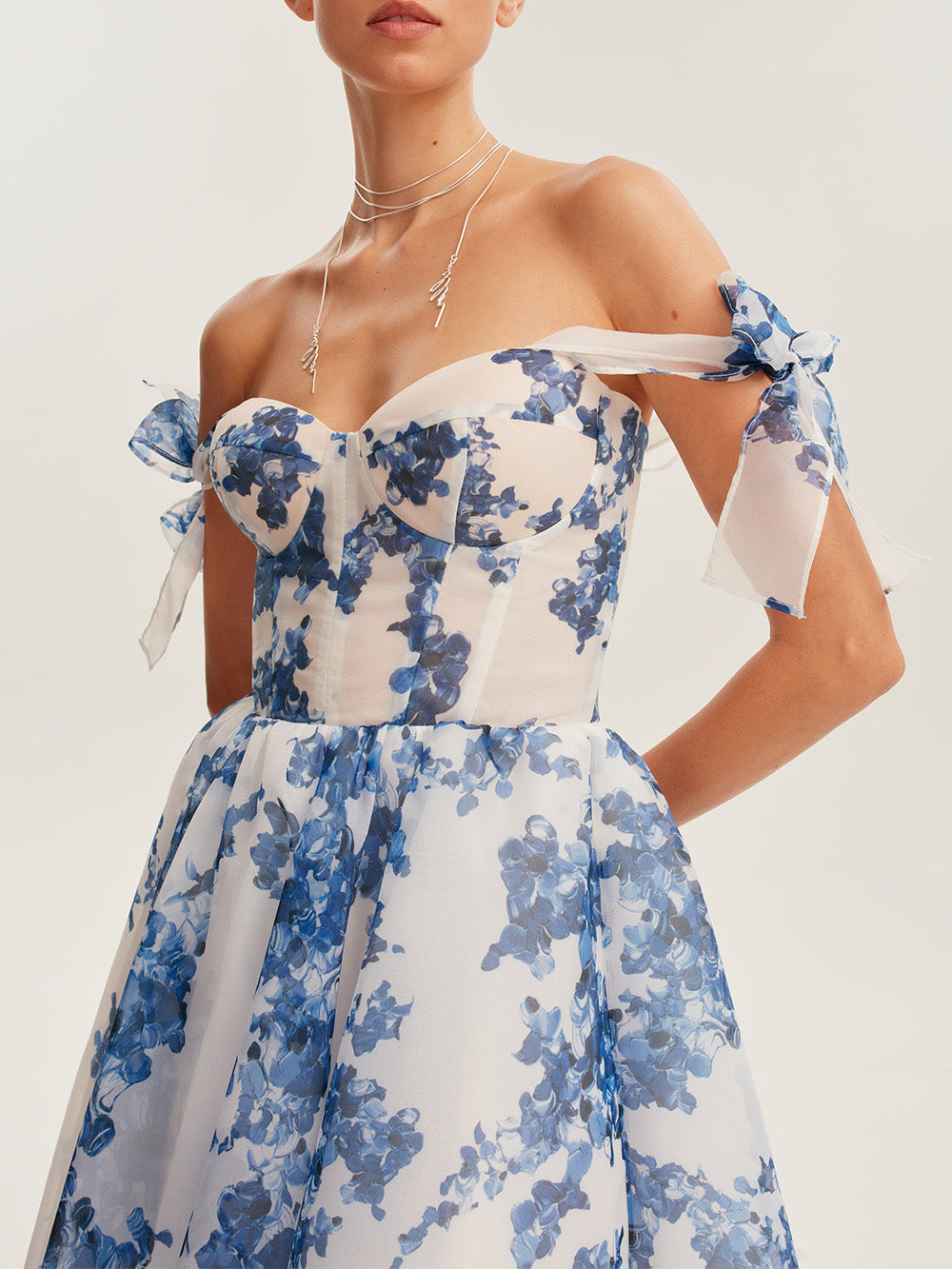 Vestido midi con tirantes y estampado floral delicado