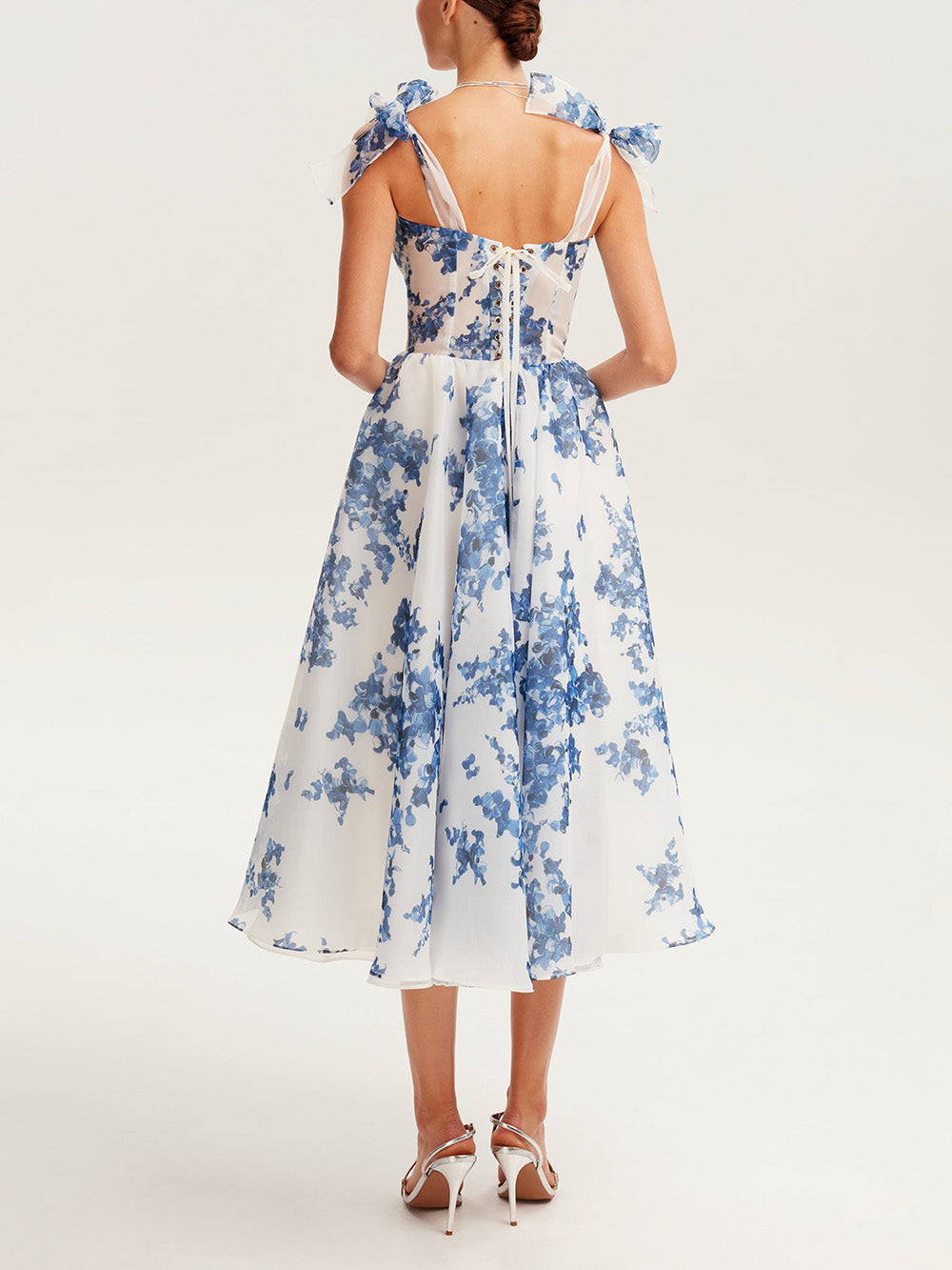 Vestido midi con tirantes y estampado floral delicado