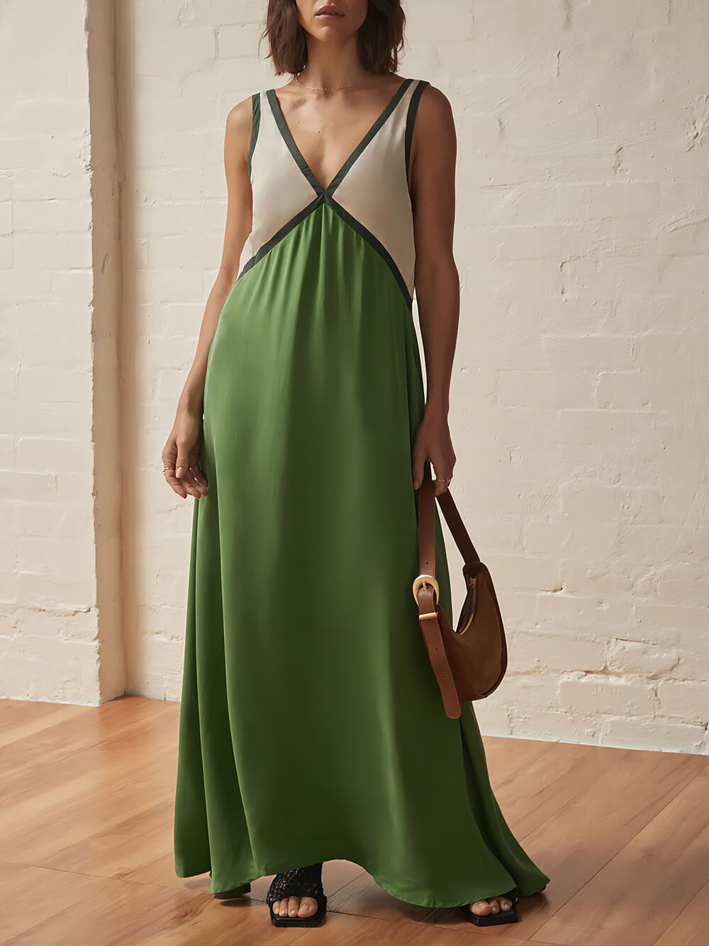 Vestido elegante con escote en V y colores contrastantes