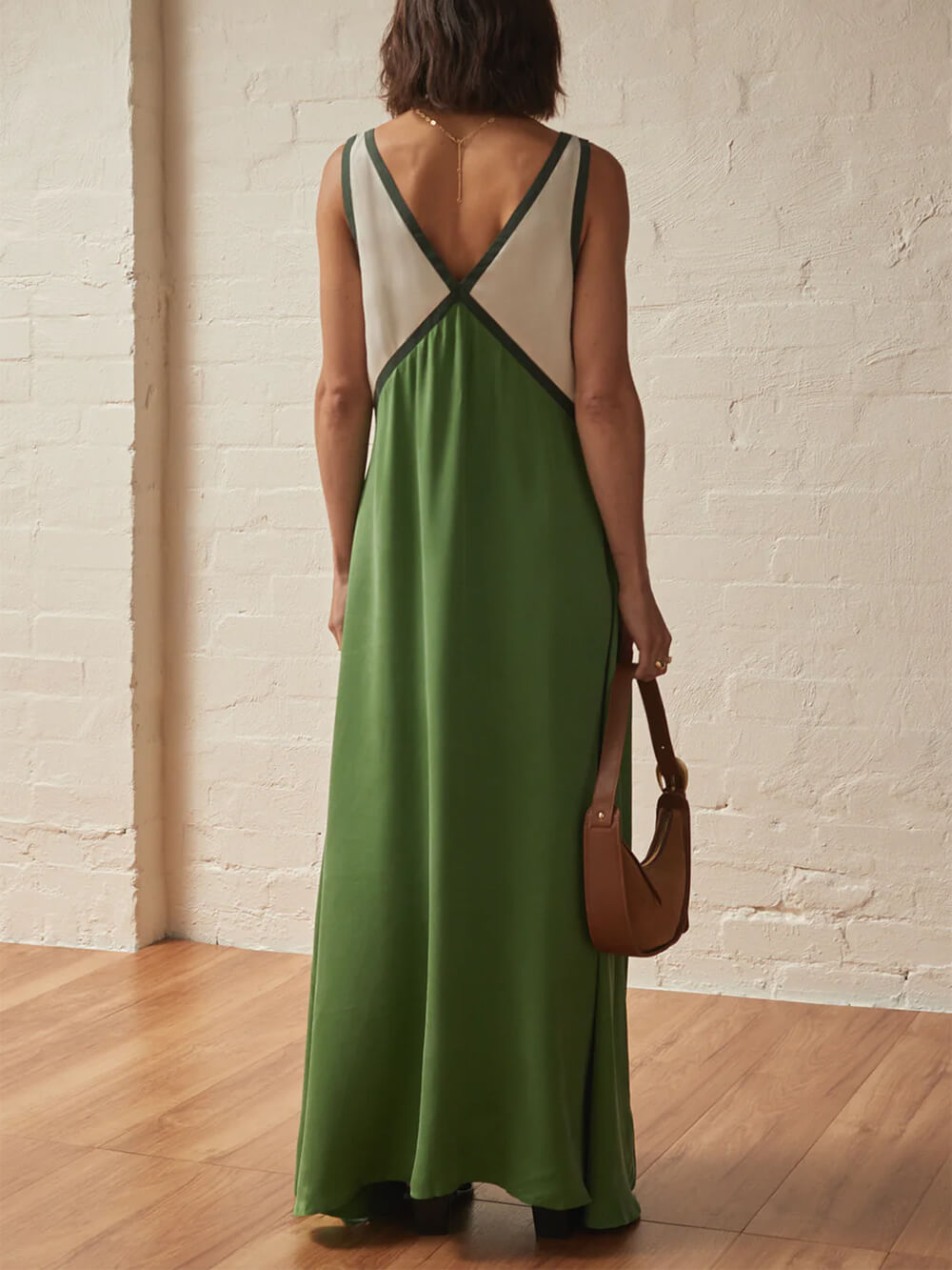Vestido elegante con escote en V y colores contrastantes