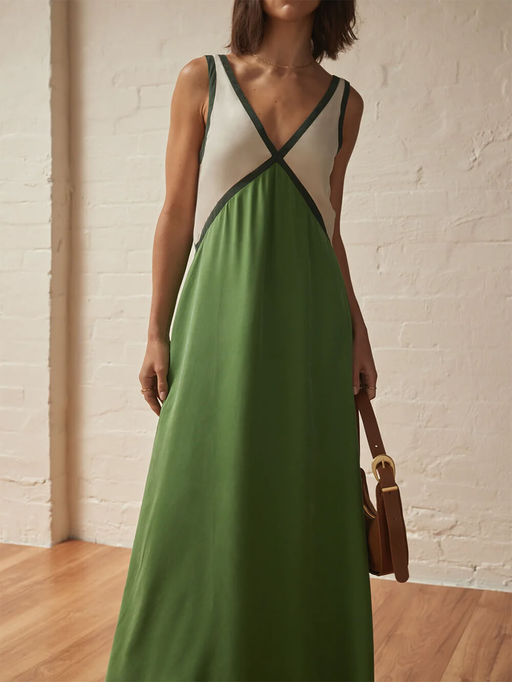 Vestido elegante con escote en V y colores contrastantes