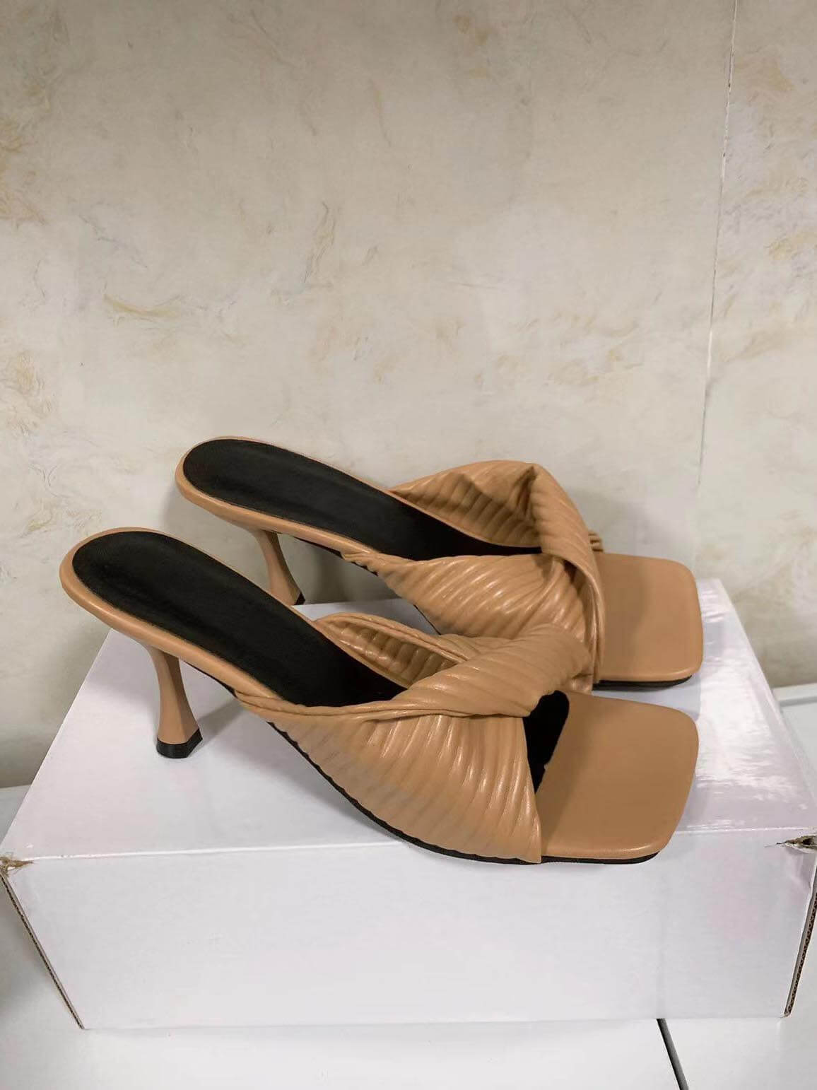 Sandales à talons aiguilles plissées à bout carré tressé