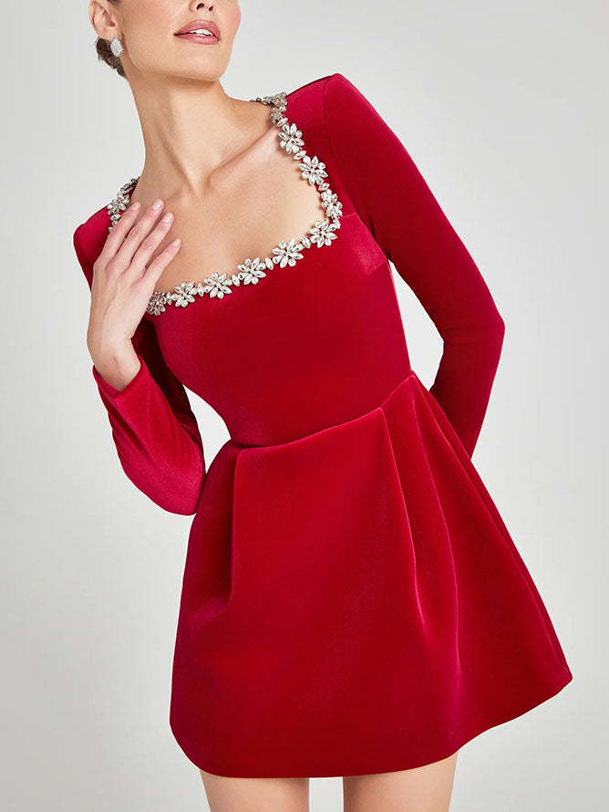Robe courte élégante à col carré et ornements en cristal