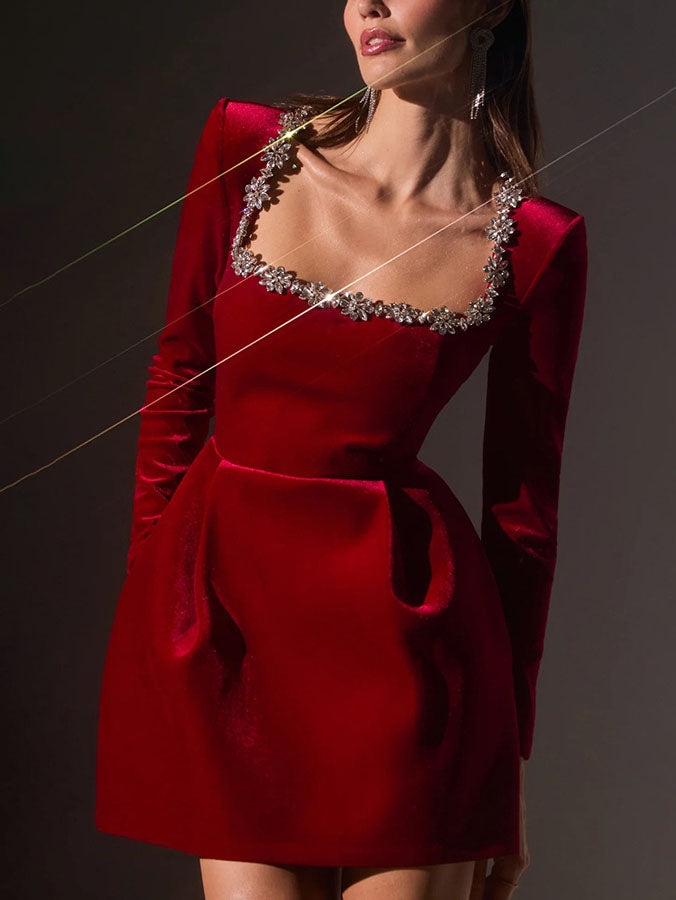 Robe courte élégante à col carré et ornements en cristal