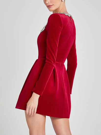 Robe courte élégante à col carré et ornements en cristal