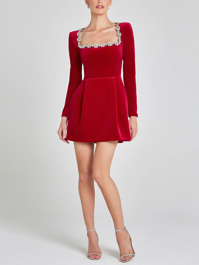 Robe courte élégante à col carré et ornements en cristal