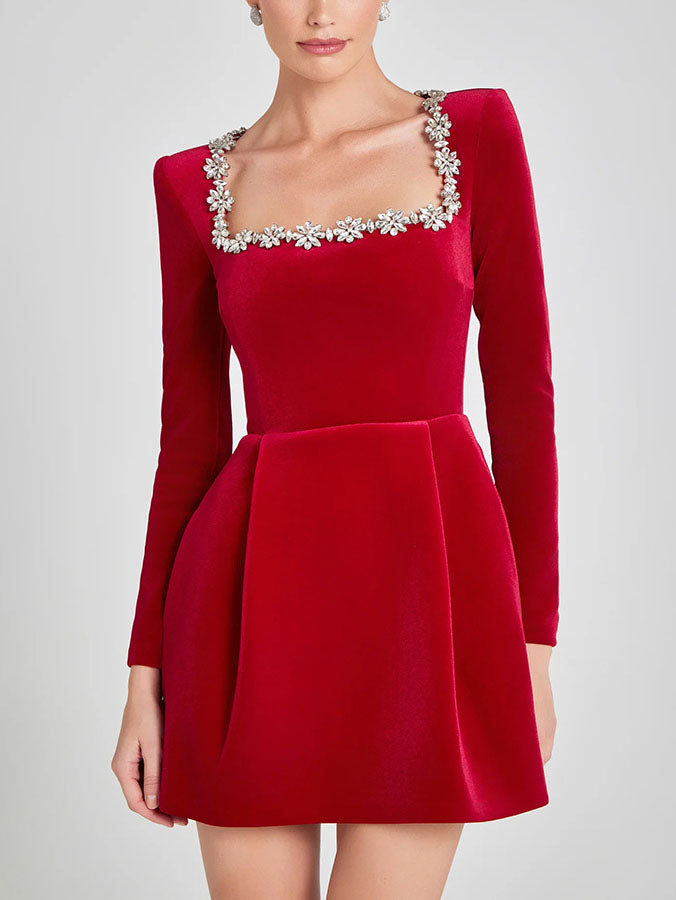Robe courte élégante à col carré et ornements en cristal