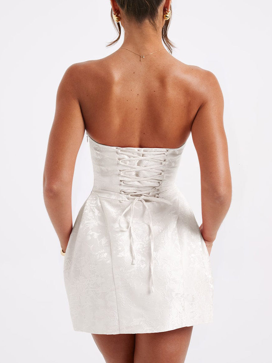 Robe courte ajustée à bretelles en jacquard et ourlet en A