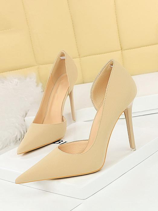 Talons hauts pointus et creux sur le côté rétro
