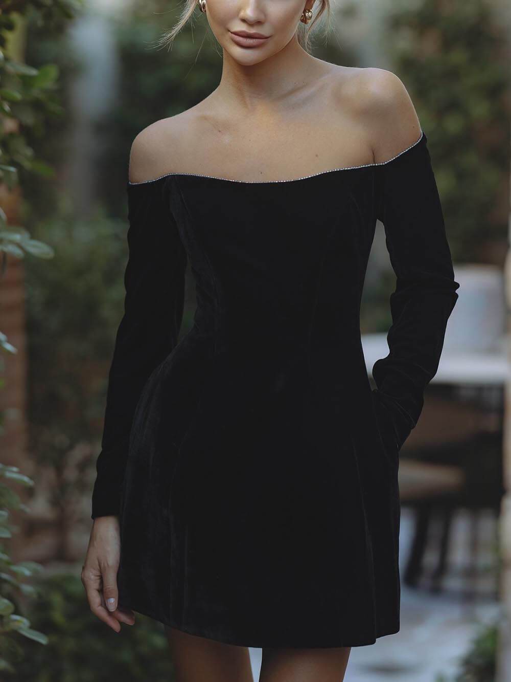 Robe mini à manches longues et poches, épaules dénudées et bordure pailletée exquise
