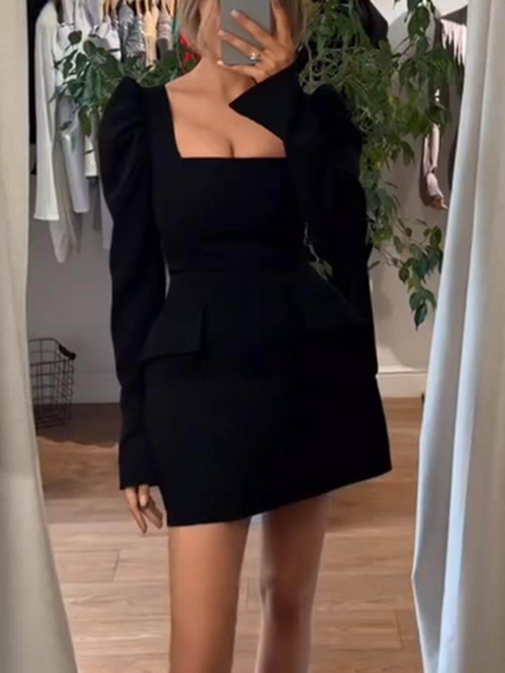 Vestido mini elegante y moderno, ajustado, plisado, con mangas acampanadas y escote cuadrado.