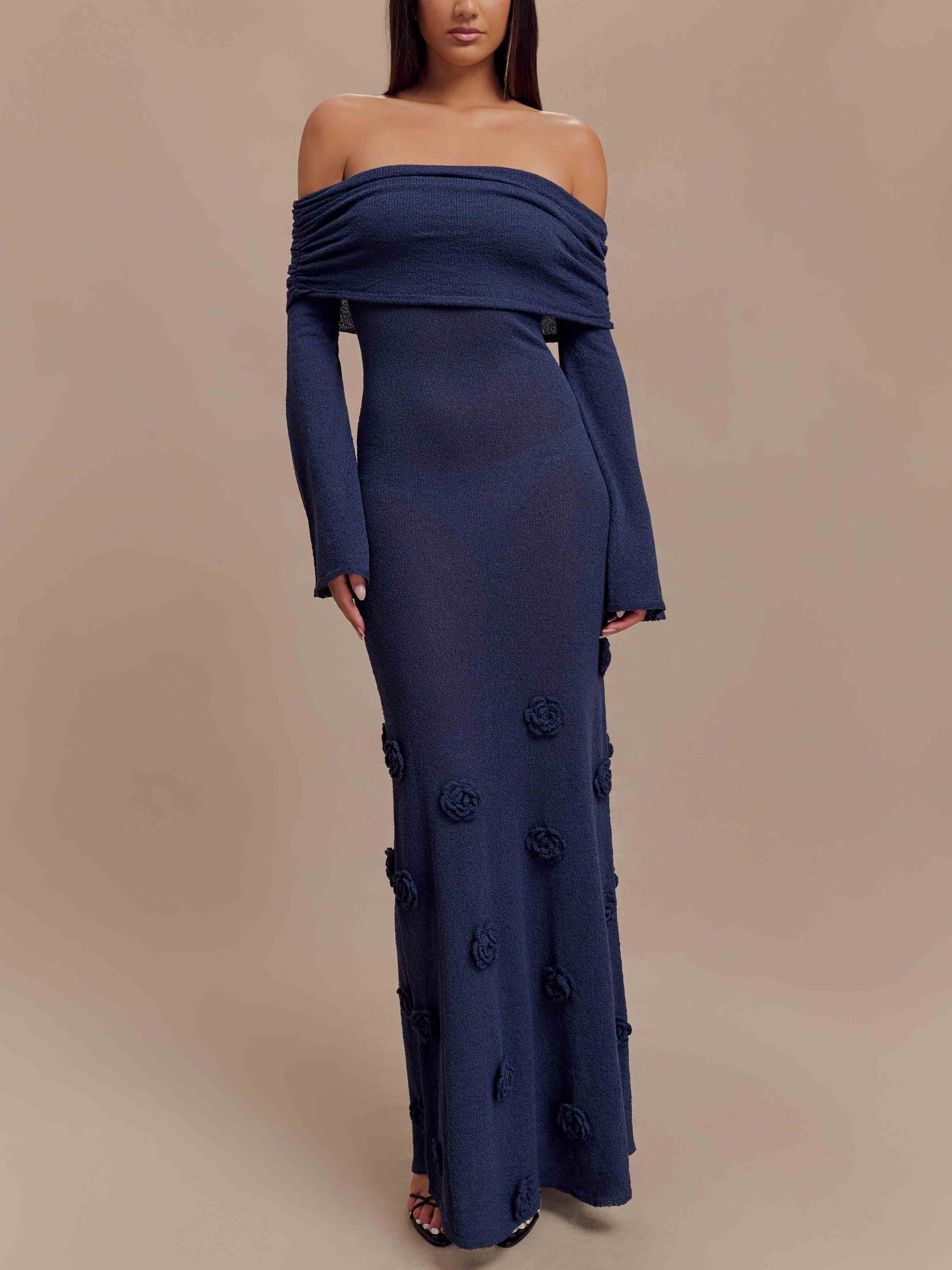 Robe longue élégante en tricot à épaules dénudées et motif rose
