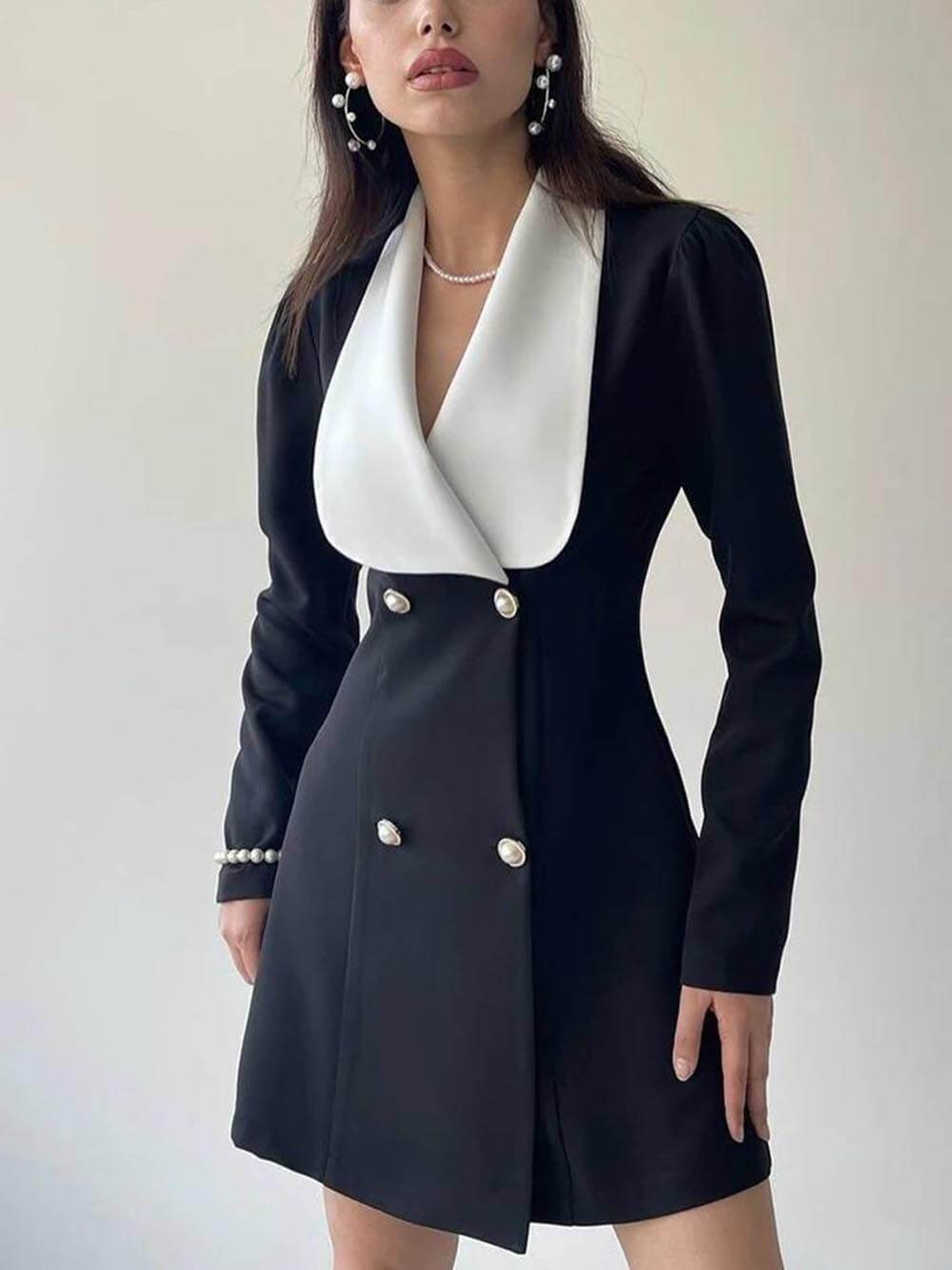 Robe mini blazer élégante à revers et boucle en métal de couleur contrastée