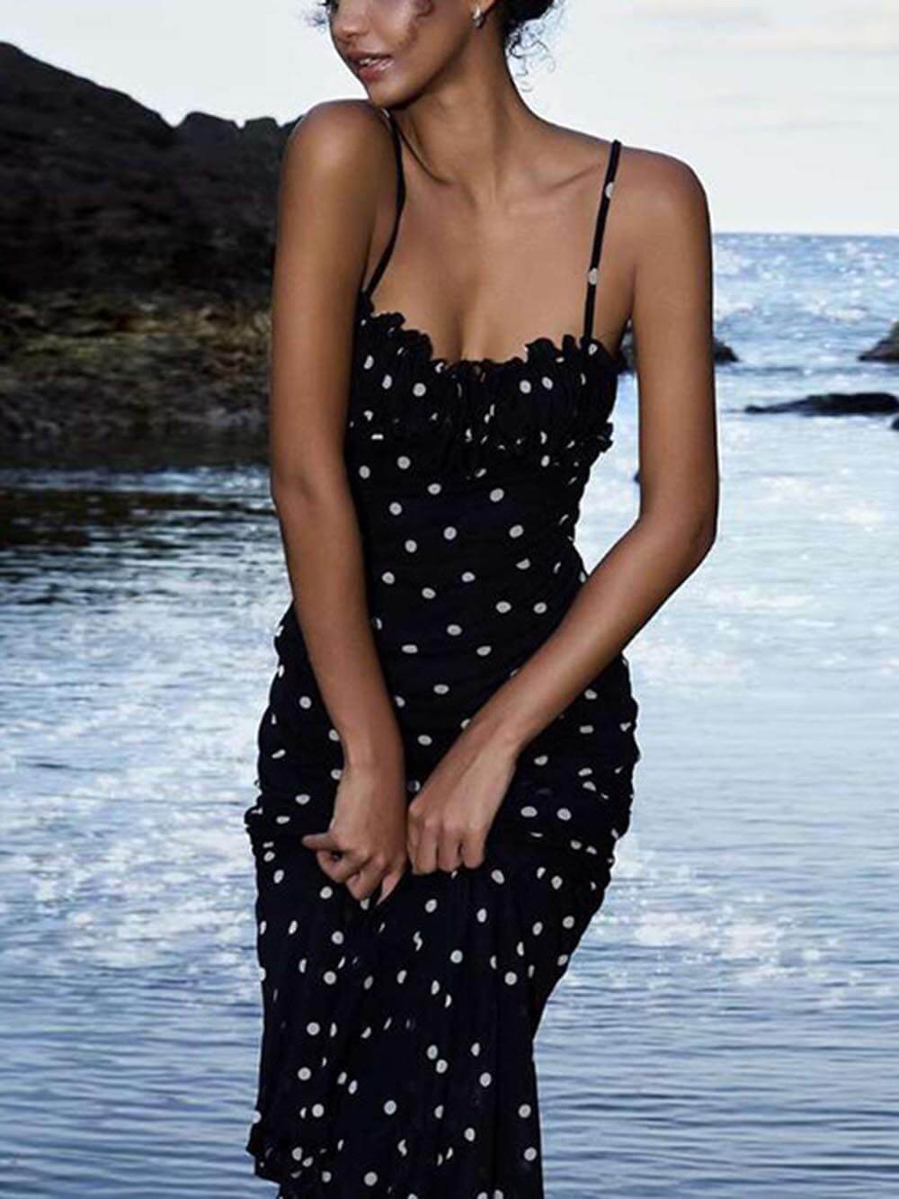 Robe longue élégante à bretelles et dos nu à pois