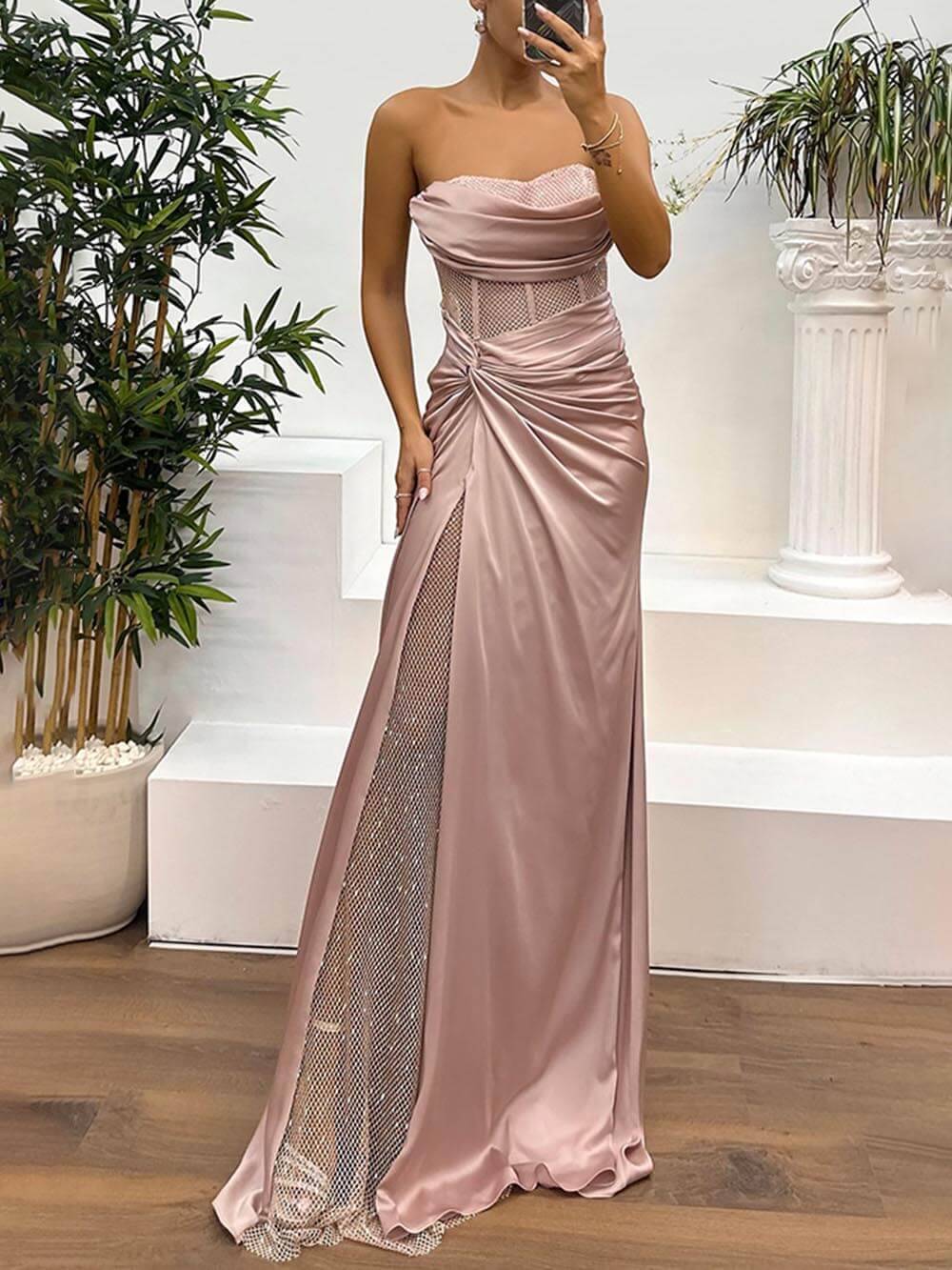 Robe longue drapée froncée à épaules dénudées et empiècements en satin délicat