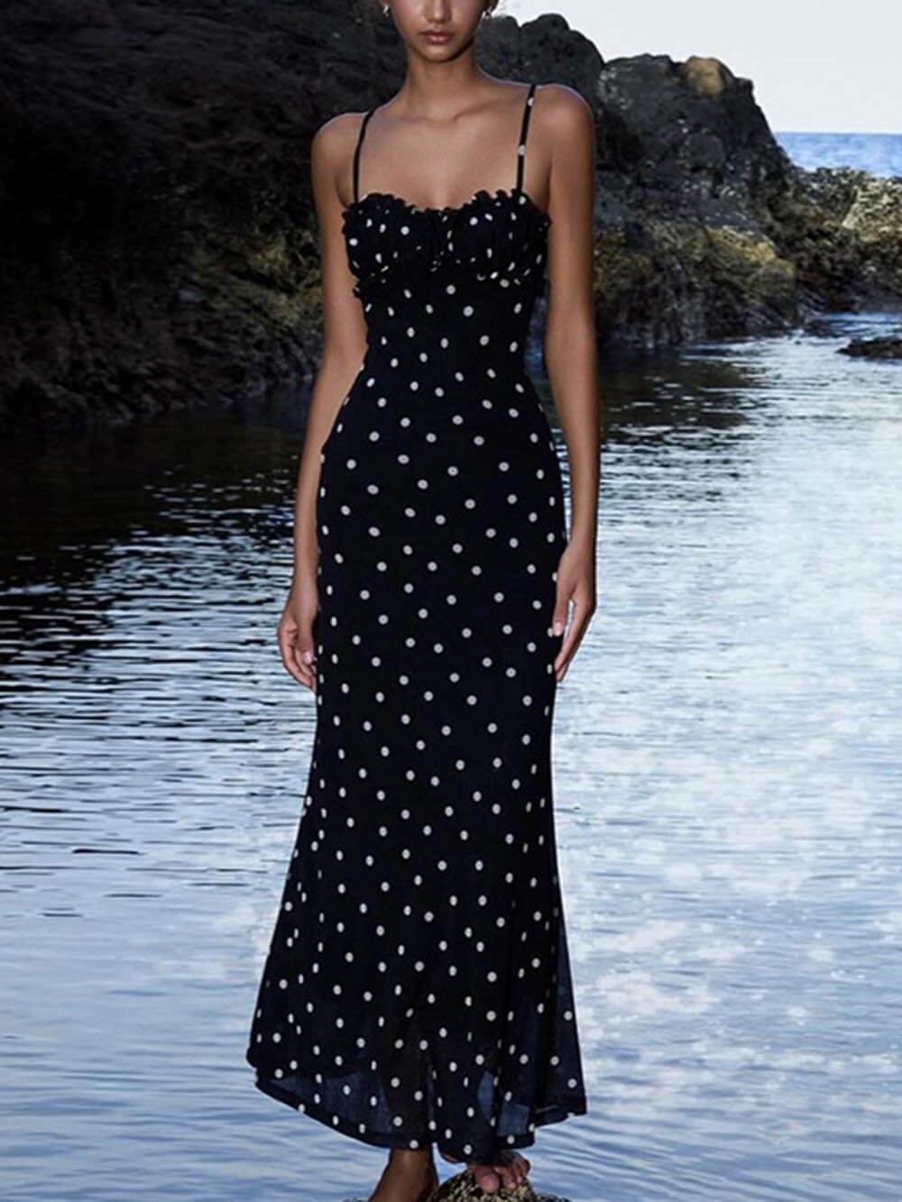 Robe longue élégante à bretelles et dos nu à pois
