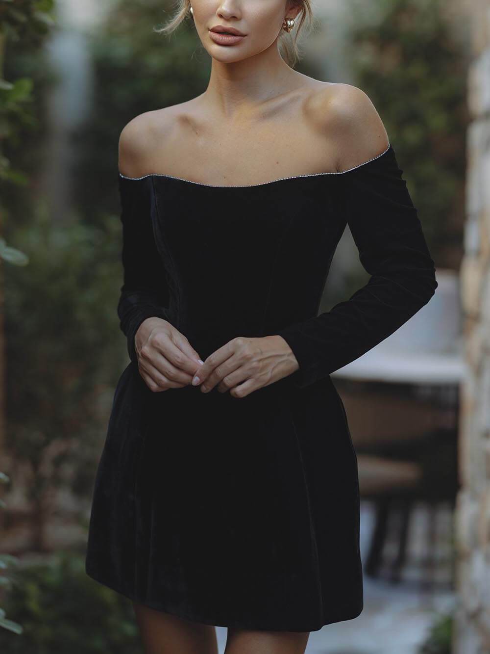 Robe mini à manches longues et poches, épaules dénudées et bordure pailletée exquise