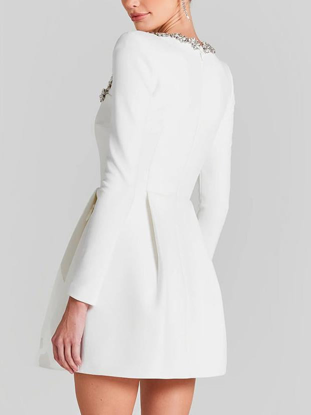 Robe courte élégante à col carré et ornements en cristal