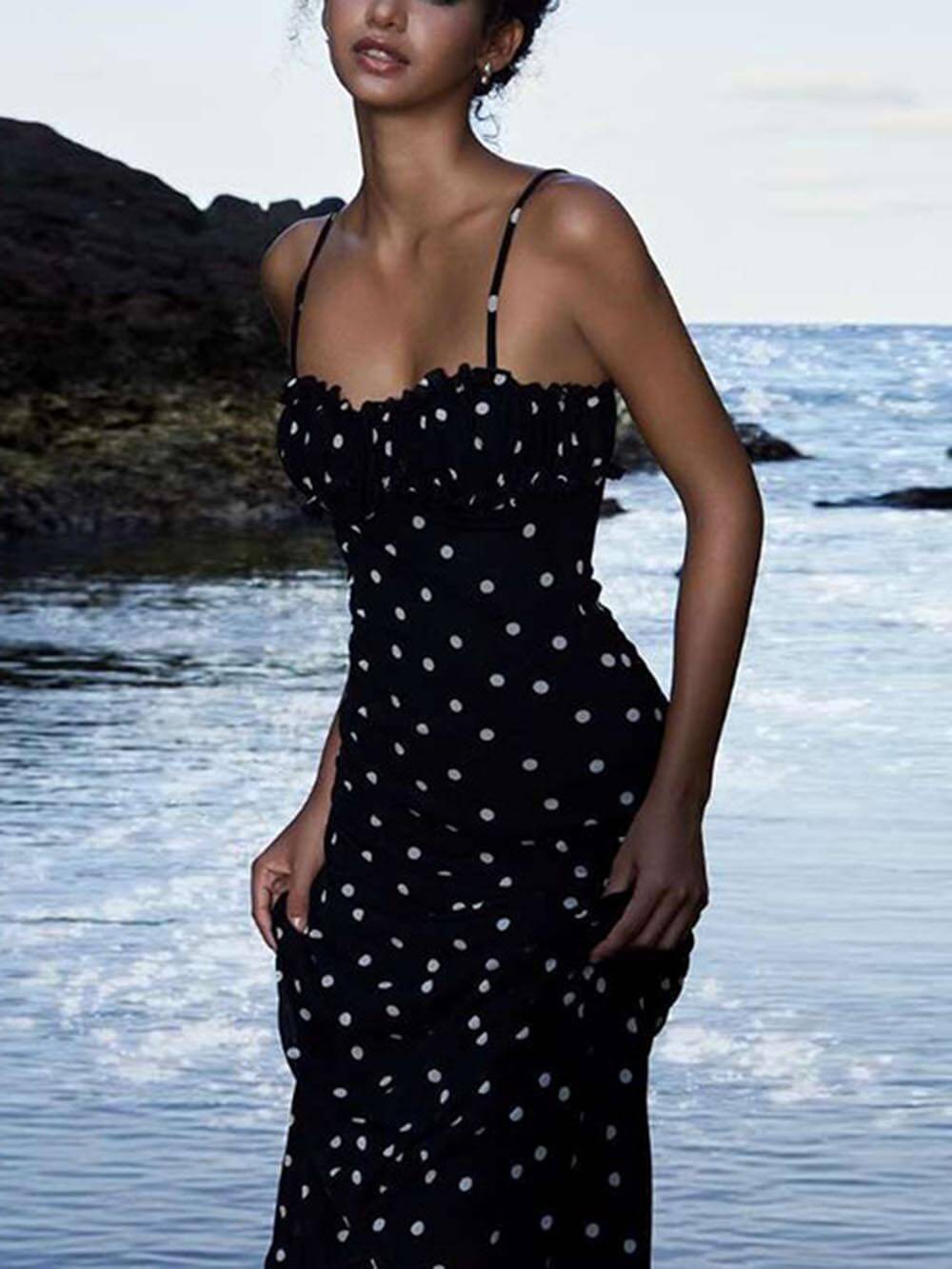 Robe longue élégante à bretelles et dos nu à pois