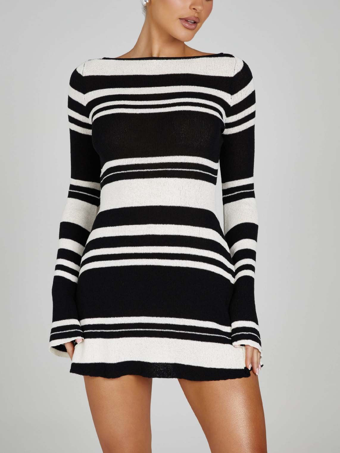 Elegante minivestido de punto a rayas con espalda abierta