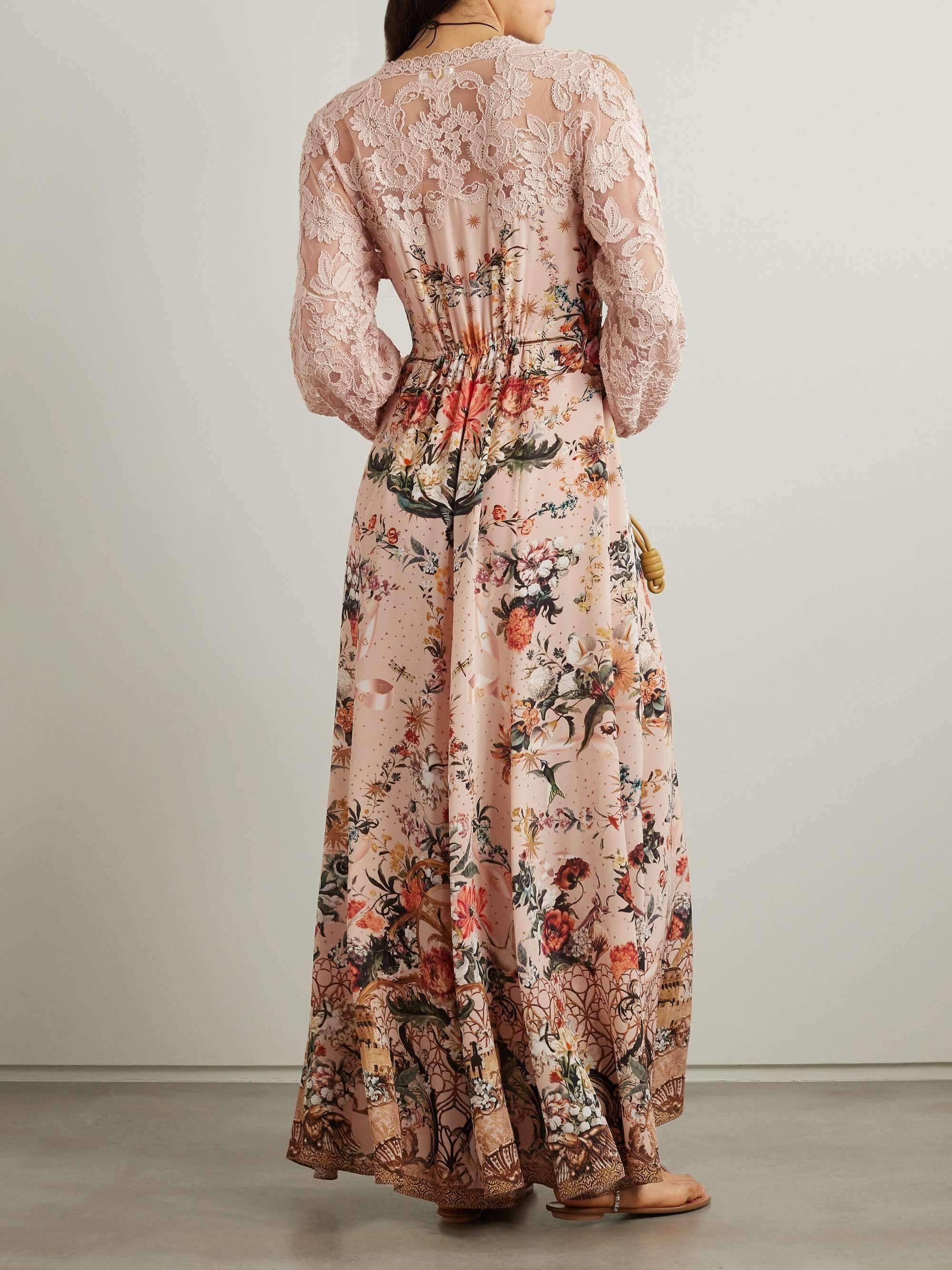 Robe longue élégante imprimée à empiècements en dentelle