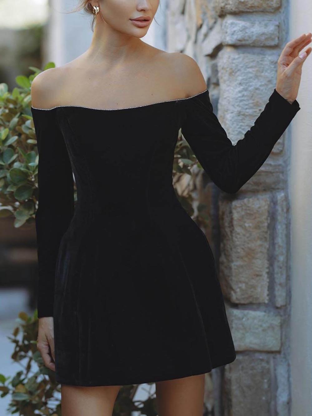 Robe mini à manches longues et poches, épaules dénudées et bordure pailletée exquise